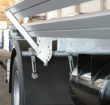 The lateral underride guard is hinged and thus offers  optimal access to the The lateral underride guard is hinged and thus offers  optimal access to the aggegates fitted to the frame as well as to the spare wheel.
