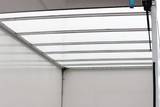 Das serienmäßige Dach aus transluzentem Glasfaserkunststoff ist äußerst stabil und ermöglicht angenehmes Tageslicht im gesamten Aufbau.